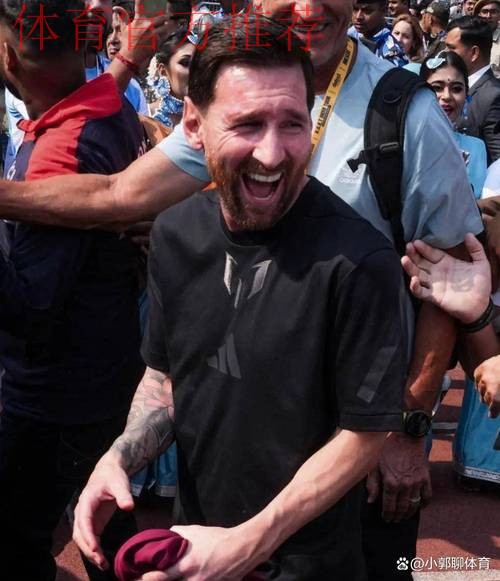 入乡随俗！梅西面带笑容与德保罗一同挤入面包车后排狭小空间